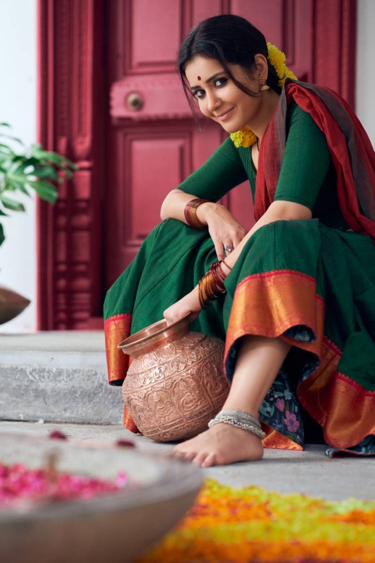 Ravishing #RaashiKhanna in a colourful new look