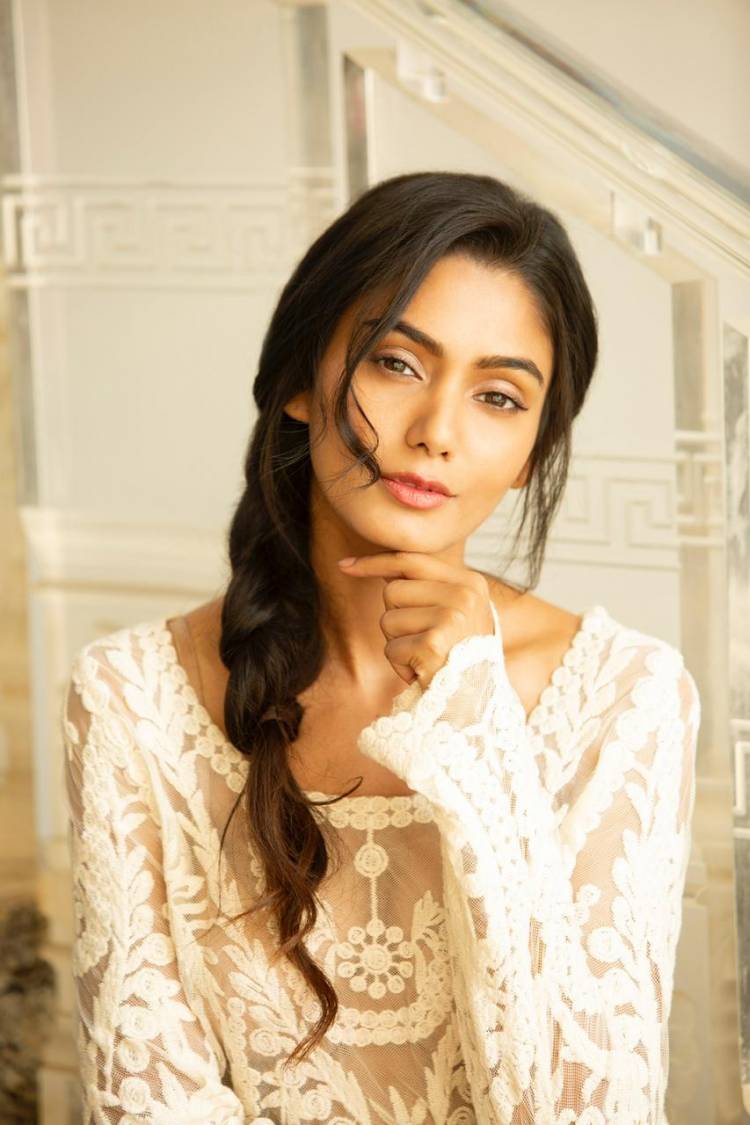 Here Are Few Stunning Stills Of Rangoon Fame Actress   @SANAKHAN_93 In Her Latest Photoshoot. 