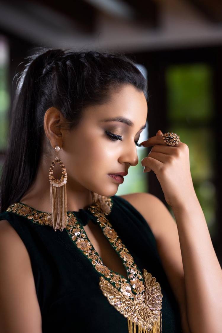 Here Are Few Latest Fascinating Stills Of Actress #Abarnathi Entrancing In Her Stylish Look! 