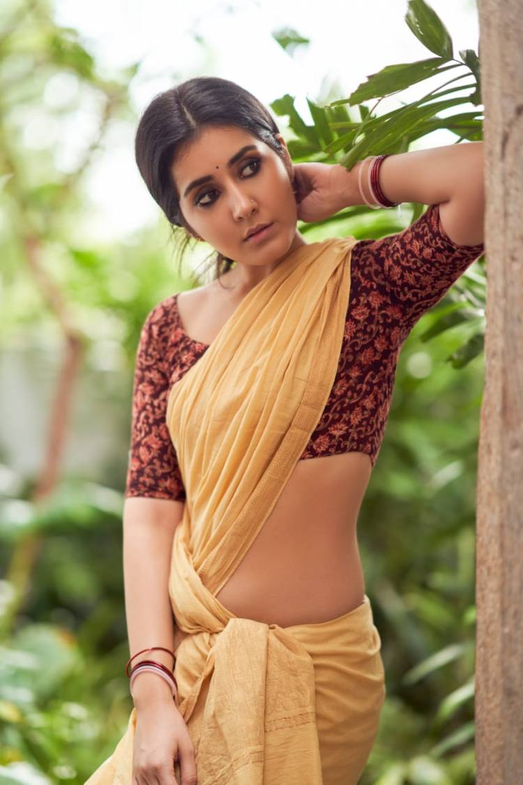 Rocking it with the rustic look! #RaashiKhanna looks absolutely  gorgeous in these lovely pictures