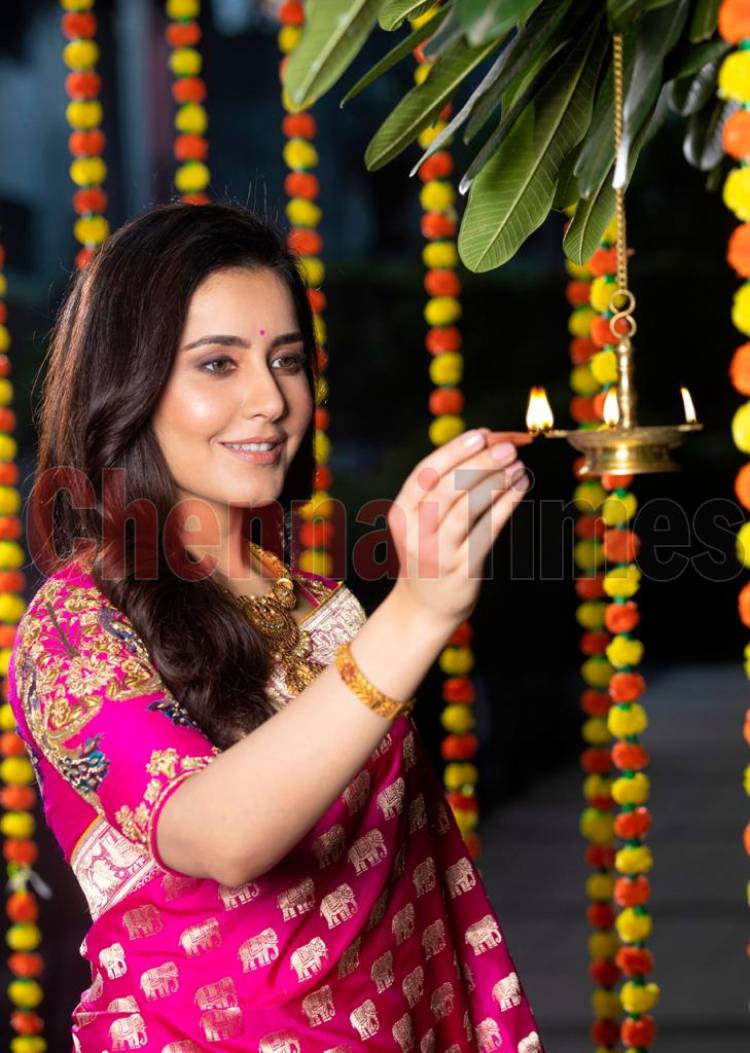 Spreading cheer and sending good wishes your way this #Deepavali is the beautiful and talented #RaashiKhanna.