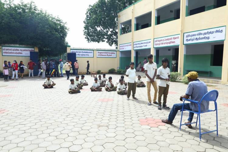 குழந்தைகளுடன் கும்மாளமிடும் நான் கடவுள் ராஜேந்திரன் " தகவி". படத்தில் கல கலப்பு