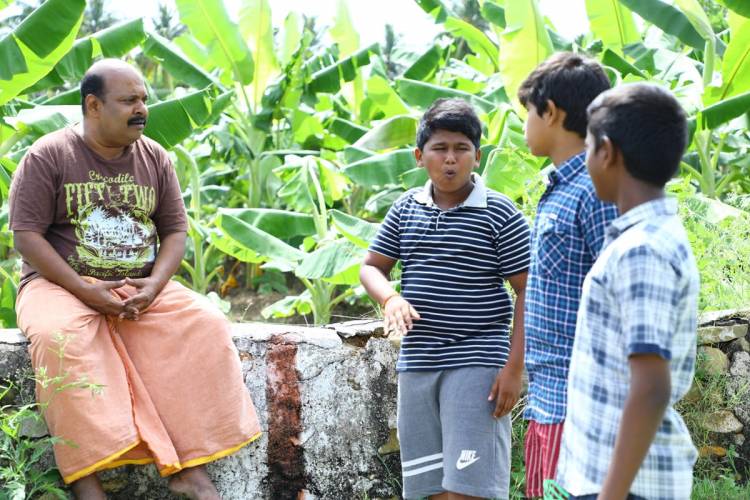  குழந்தைகளுடன் கும்மாளமிடும் நான் கடவுள் ராஜேந்திரன் " தகவி". படத்தில் கல கலப்பு