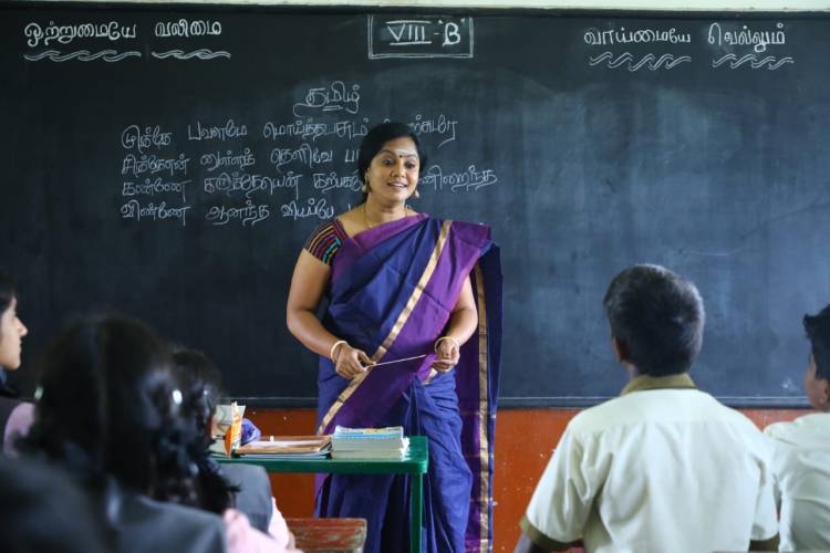  குழந்தைகளுடன் கும்மாளமிடும் நான் கடவுள் ராஜேந்திரன் " தகவி". படத்தில் கல கலப்பு