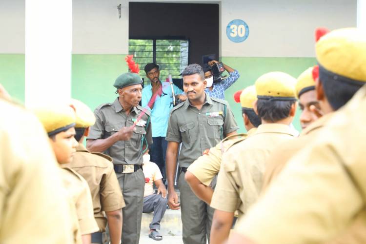  குழந்தைகளுடன் கும்மாளமிடும் நான் கடவுள் ராஜேந்திரன் " தகவி". படத்தில் கல கலப்பு