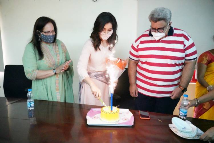 Actress #RaashiKhanna planted saplings  on the occasion of her birthday today! 