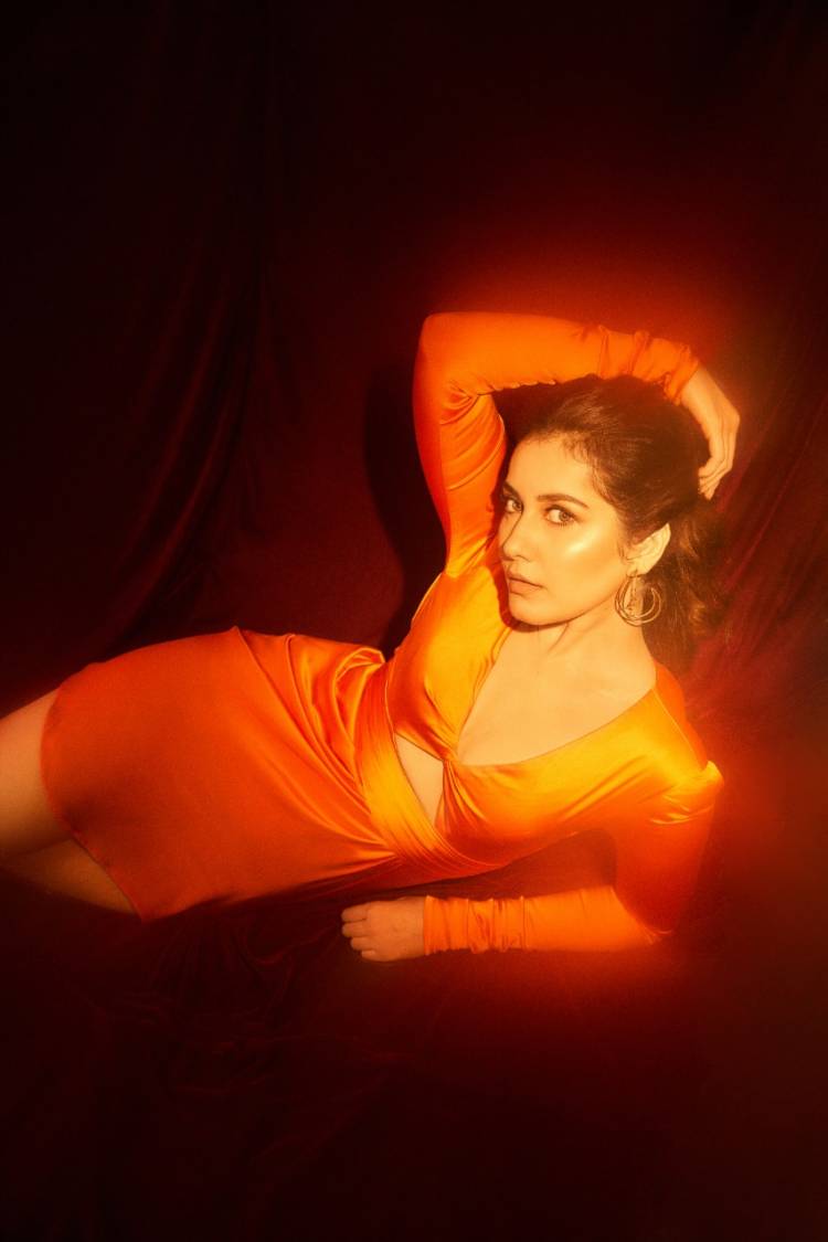 Blazing like the sun! Actress #RaashiKhanna looks bright and beautiful  in these pics from her latest photoshoot.