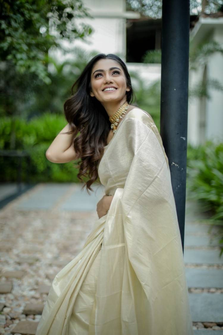 Saree & Smile always Make a Cute Pair! Actress #SanaMakbul
