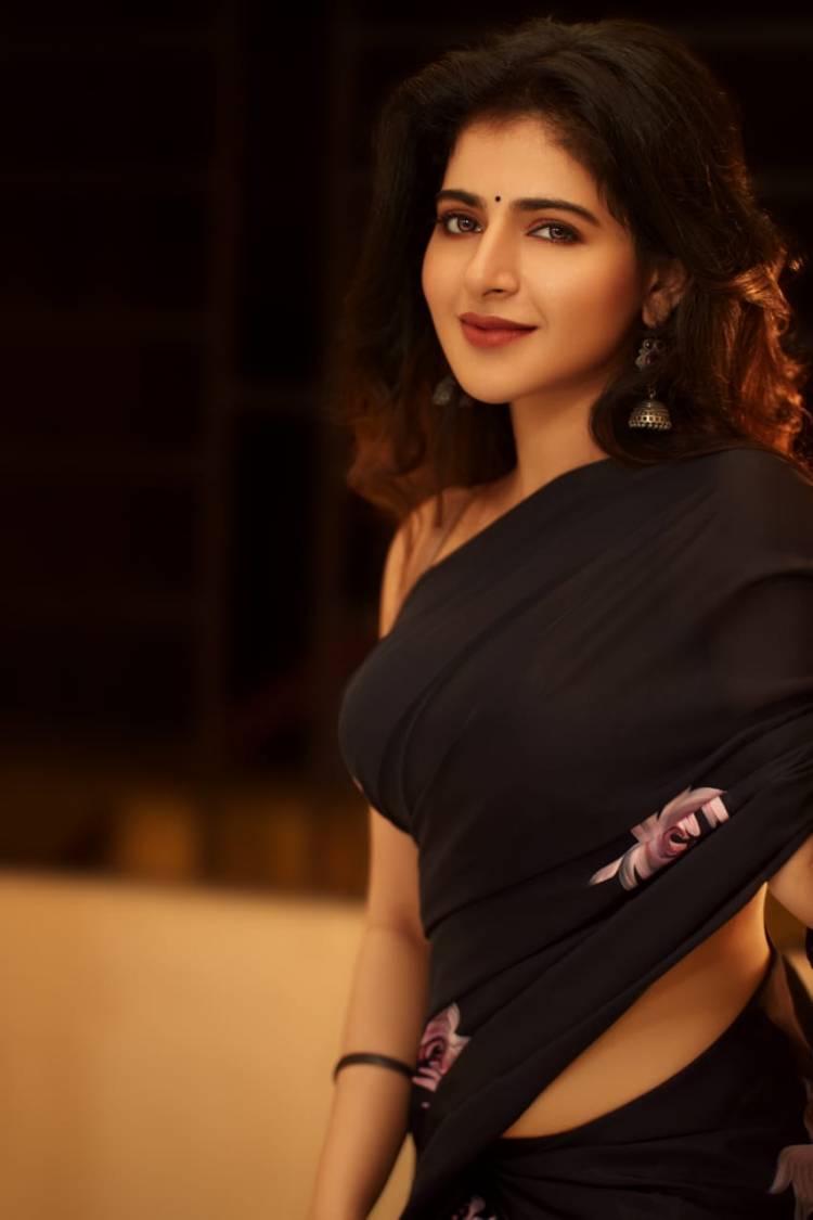 Stunning beauty in black saree! Actress #Iswaryamenon looks gorgeous & classy in these pictures from her latest photoshoot.