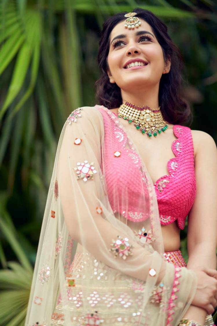 Actress #RaashiKhanna looks beautiful & stunning in this pink outfit !!