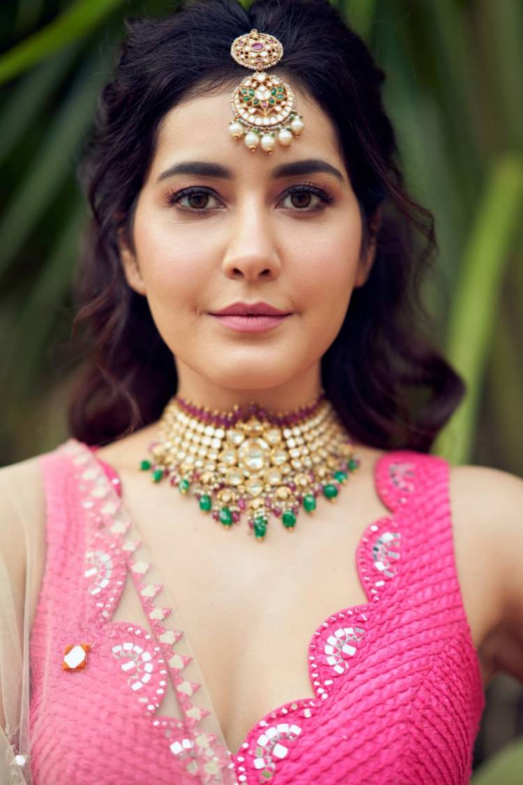 Actress #RaashiKhanna looks beautiful & stunning in this pink outfit !!