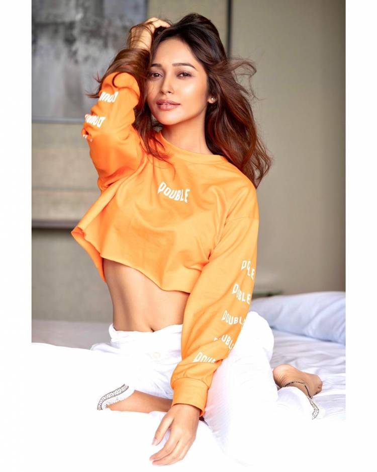 Actress @Ksinghakriti04 looks ravishing in her Recent images..