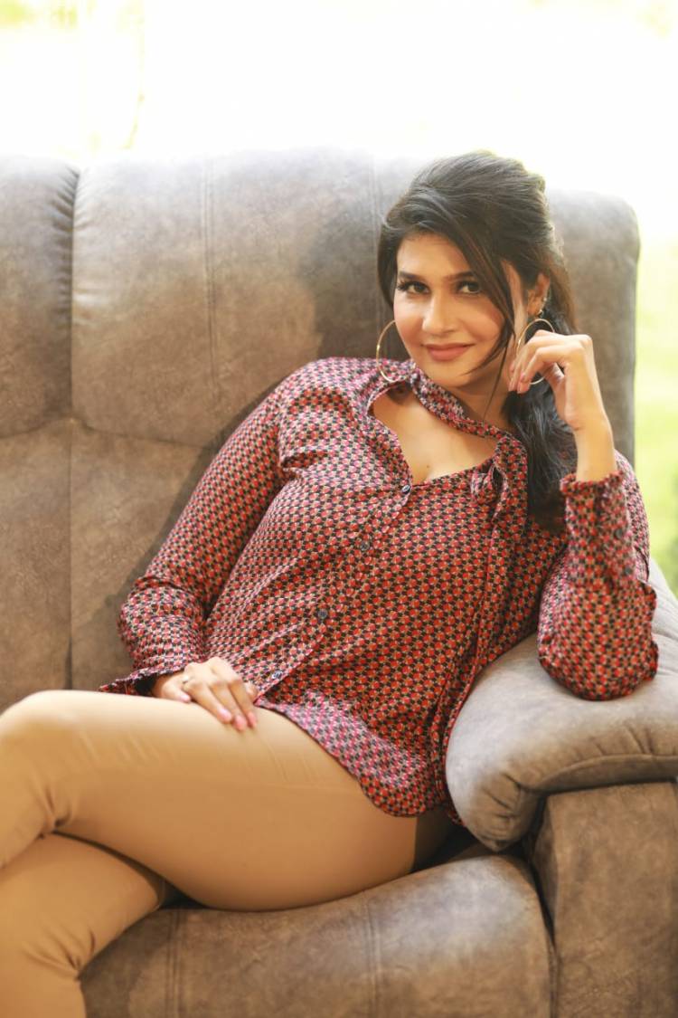Actress #AnjenaKriti, Scintillate With Her Stunning & Stylish Look!