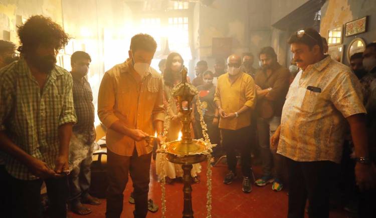 #Andhadhun Malayalam remake featuring @PrithviOfficial & @RaashiKhanna begins with an auspicious pooja today.