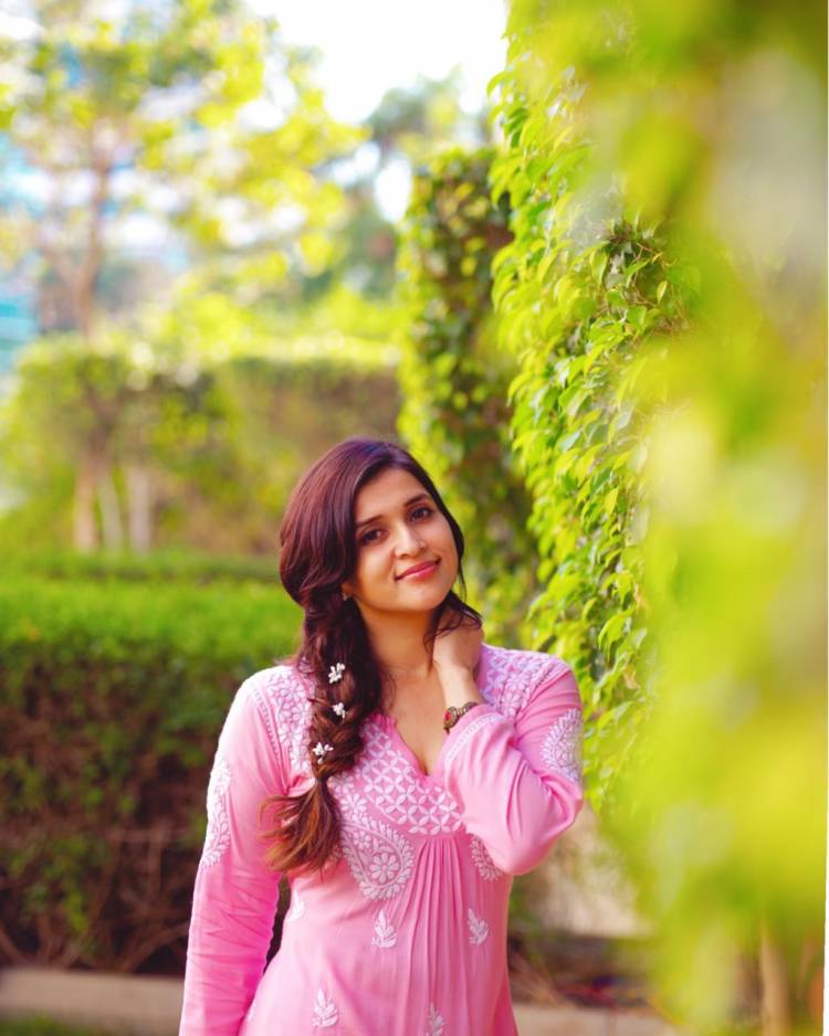 Actress #MannaraChopra @memannara looks beautiful & stunning in this pink outfit !!