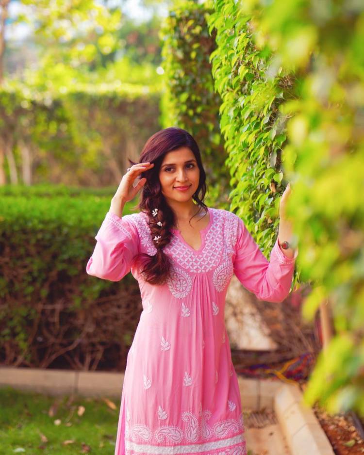 Actress #MannaraChopra @memannara looks beautiful & stunning in this pink outfit !!