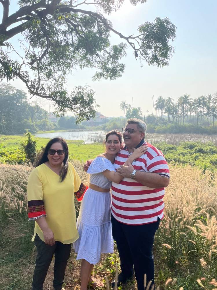 The super busy #RaashiiKhanna spends her quality break time with her parents and nature.