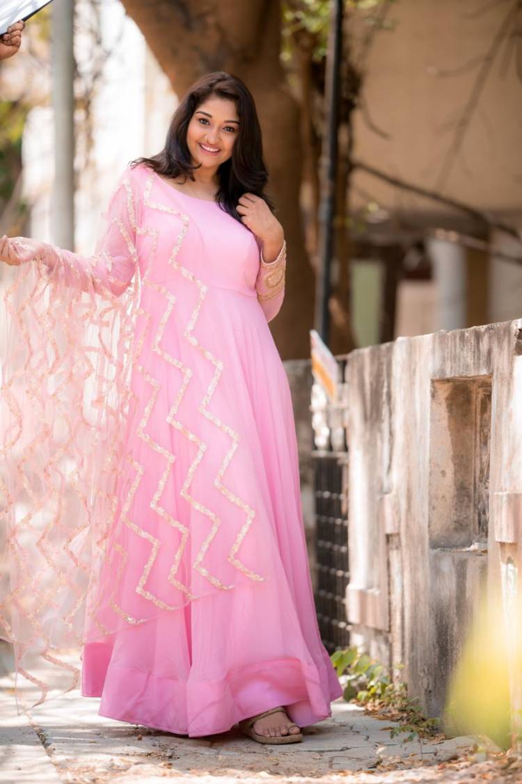The cheerful #NeelimaEsai is all smiles in pink.