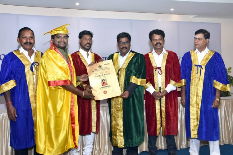 Vijaytv fame Actor @tsk_actor has received Doctorate from #TheUniversalTamilUniversity