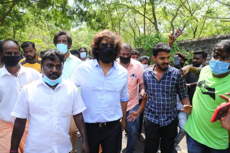 #ChiyaanVikram came by walk to cast his vote at the Besant Nagar polling booth today.