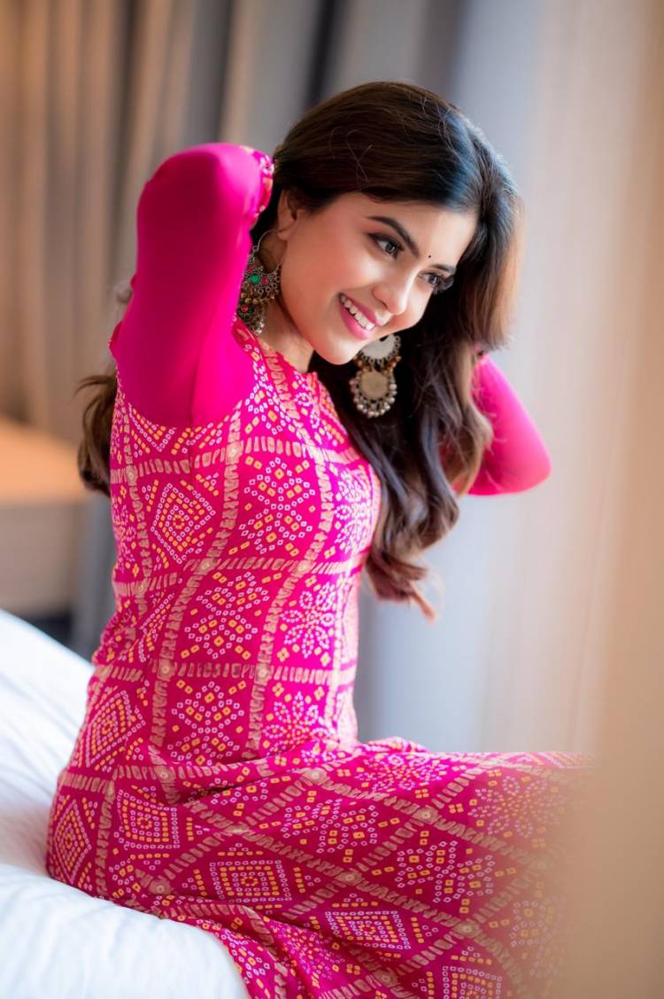 Pretty in pink! #AmrithaAiyer is elegance personified in these pics from her latest photoshoot.