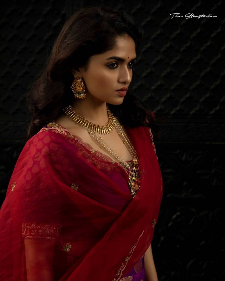 Actress Sunainaa shot to fame in Tamil Cinema with "Kadhalil Vizhudhen".