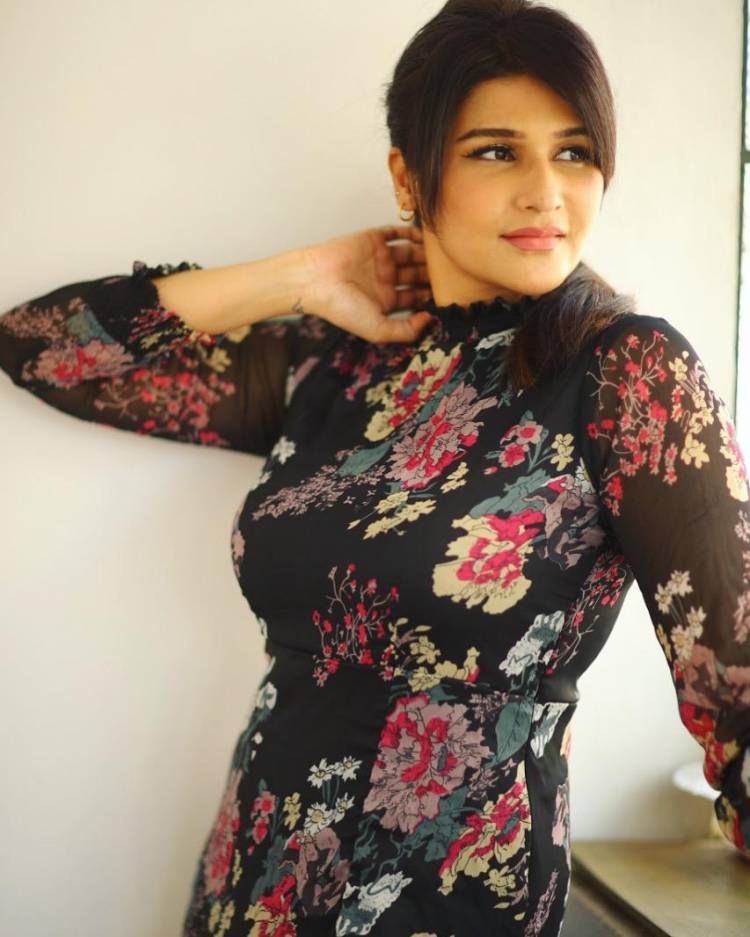 Here are some new pics of the beautiful talent @Anjenakirti !