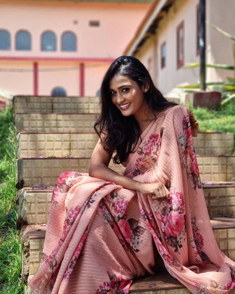 YouTube Sensation #PoornimaRavi Dazzles In A Beautiful Floral Saree.