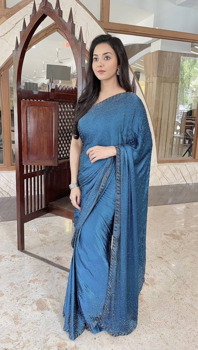 Actress #Vidyapradeep  looks no less than a diva in this exquisite blue saree.