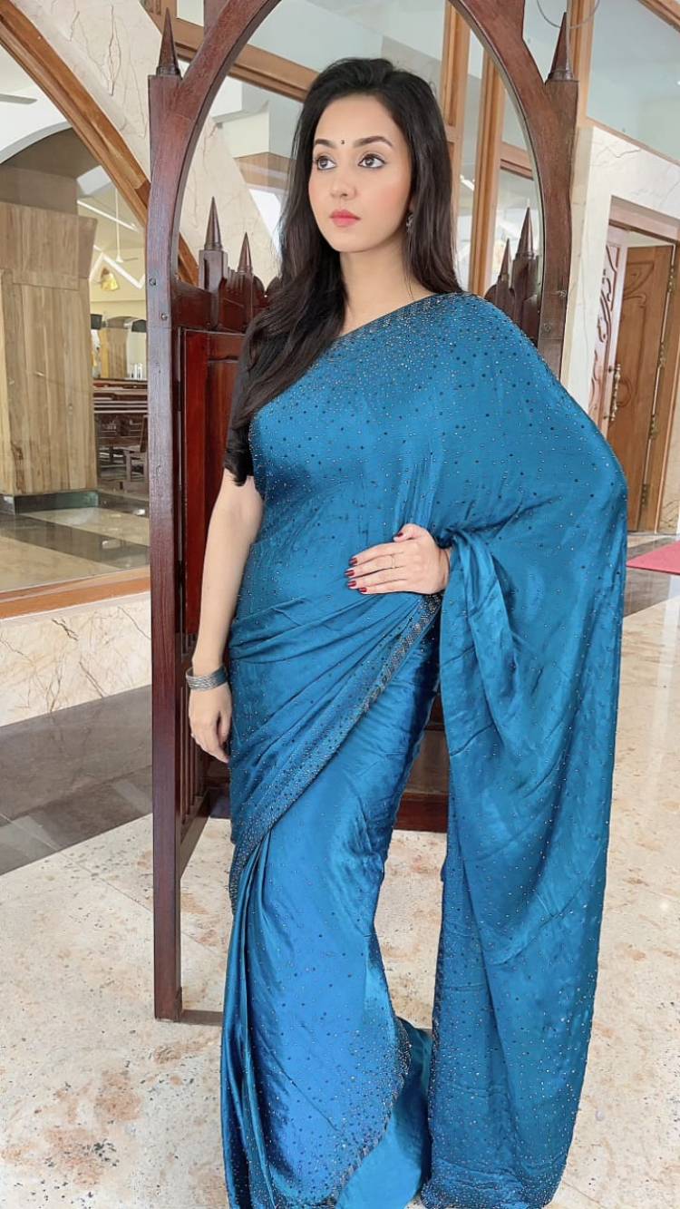 Actress #Vidyapradeep  looks no less than a diva in this exquisite blue saree.