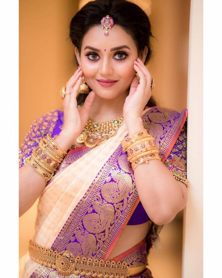 Actress #VidhyaPradeep looks alluring and she definitely steals your heart with her beautiful saree stills