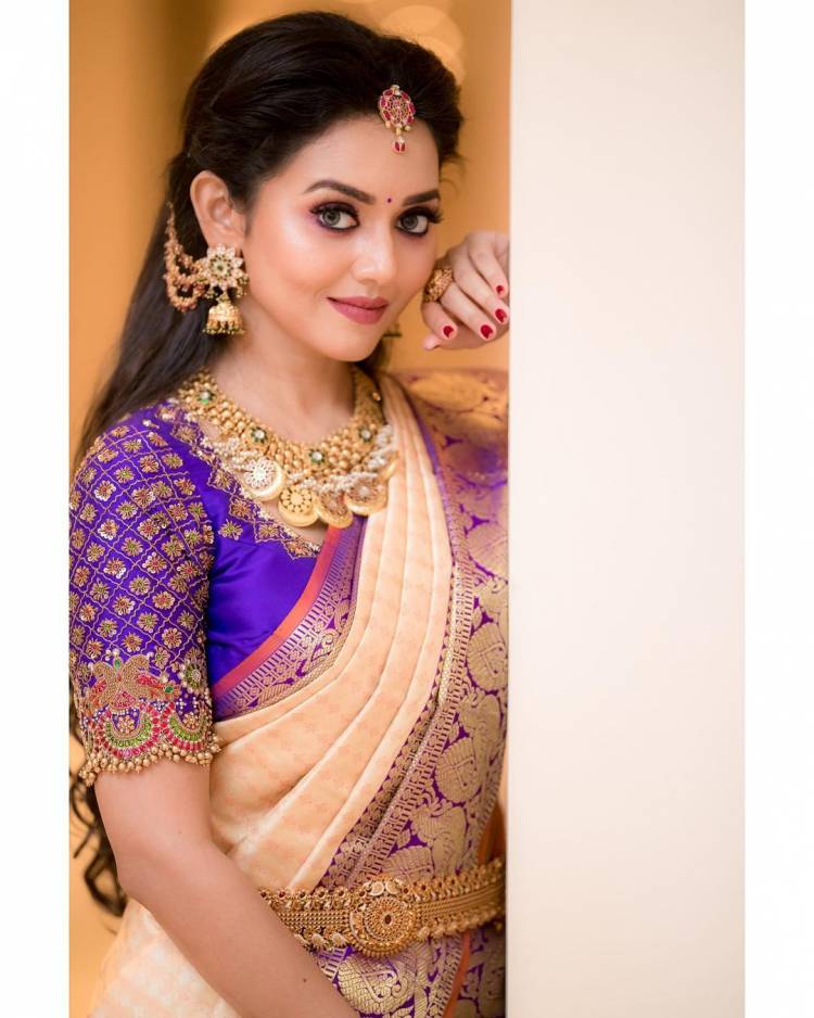 Actress #VidhyaPradeep looks alluring and she definitely steals your heart with her beautiful saree stills