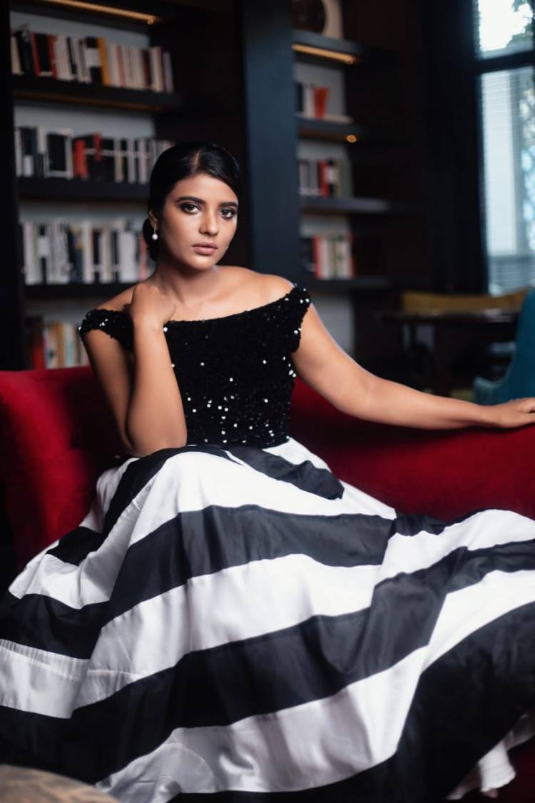 Gorgeous in black and white! Presenting to you a series of fascinatingly fantastic pictures of  actress #AishwaryaRajesh! 