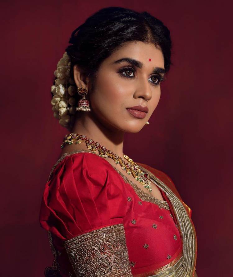 Actress #meenakshigovindarajan  looks like a dream in this ravishing traditional saree