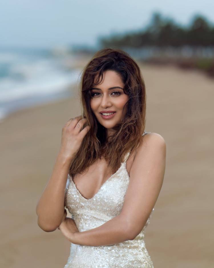 Alluring in white, #RaizaWilson sizzles in these clicks.  