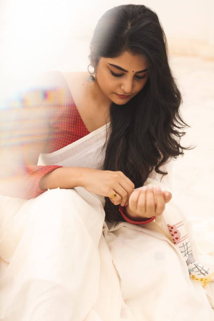 Actress @mohan_manjima lifts the spirit of #Onam in this traditional look of hers.
