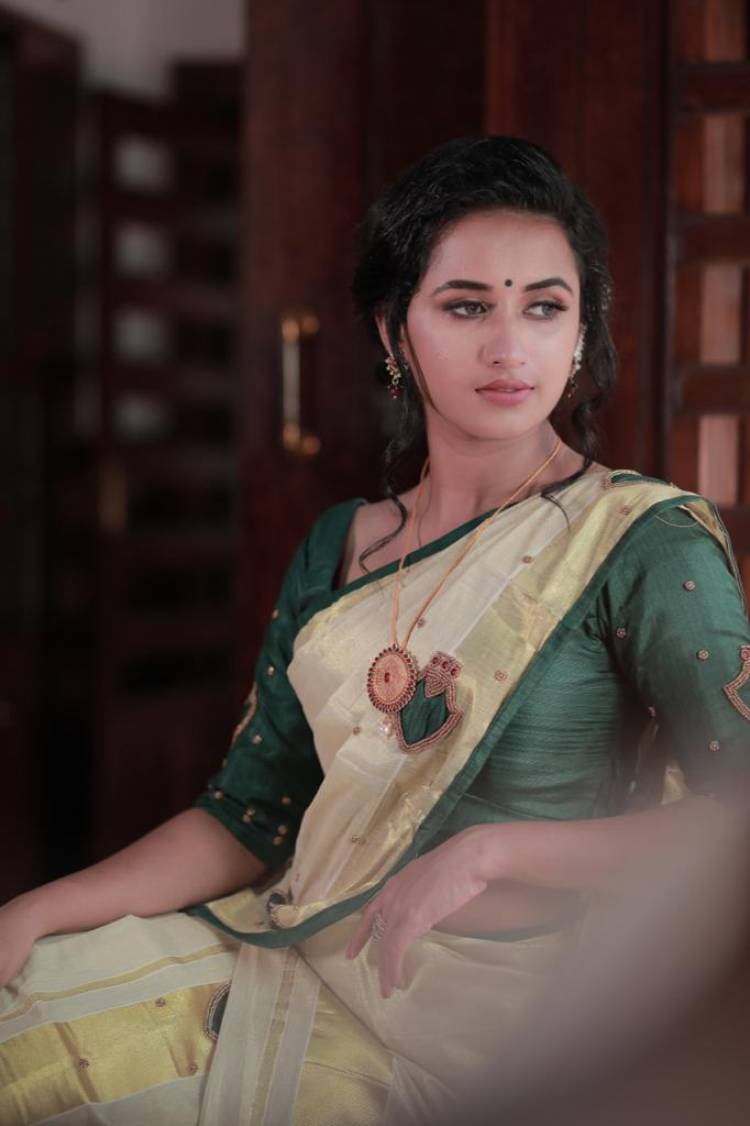 Actress #MariaVincent looks Astounding Beautiful in the saree photoshoot