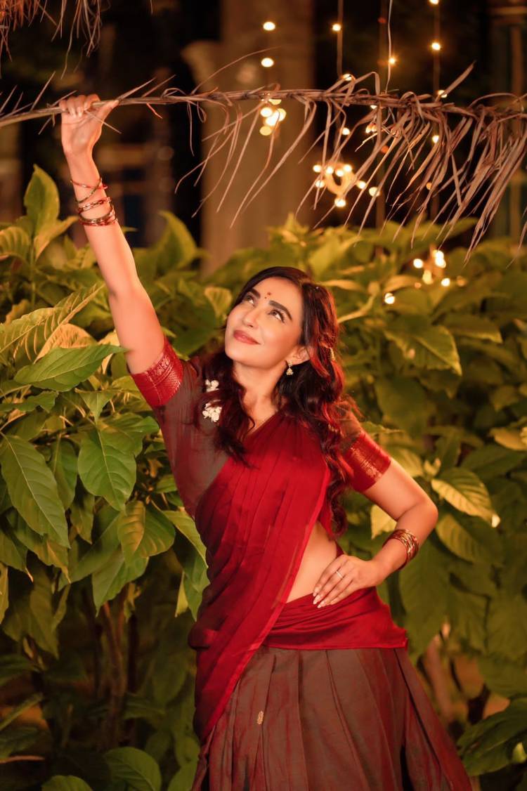 Actress #Parvati sizzles in red in her new photoshoot! Here are some clicks. 