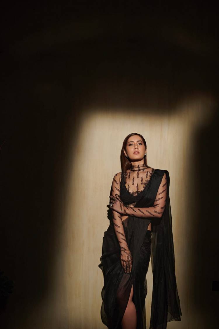 #RaashiiKhanna looks bright and beautiful in this black saree 