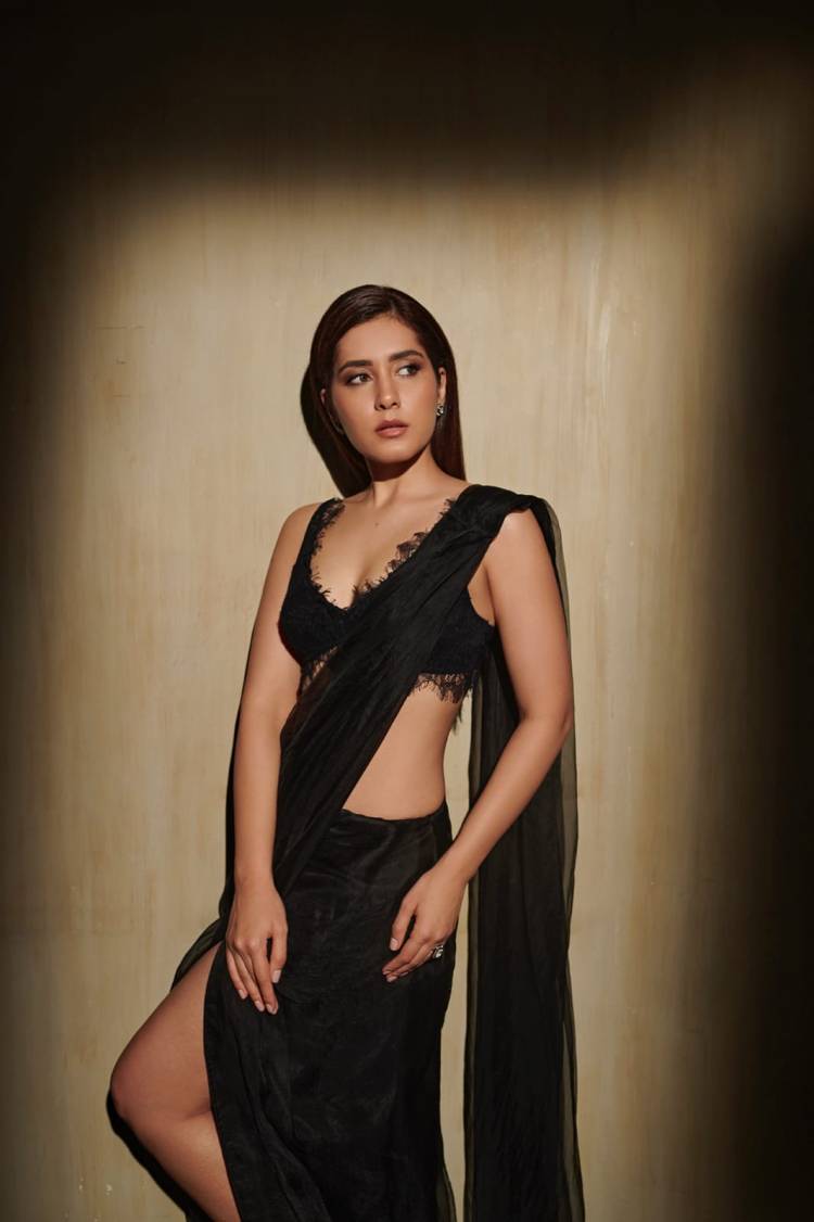 #RaashiiKhanna looks bright and beautiful in this black saree 