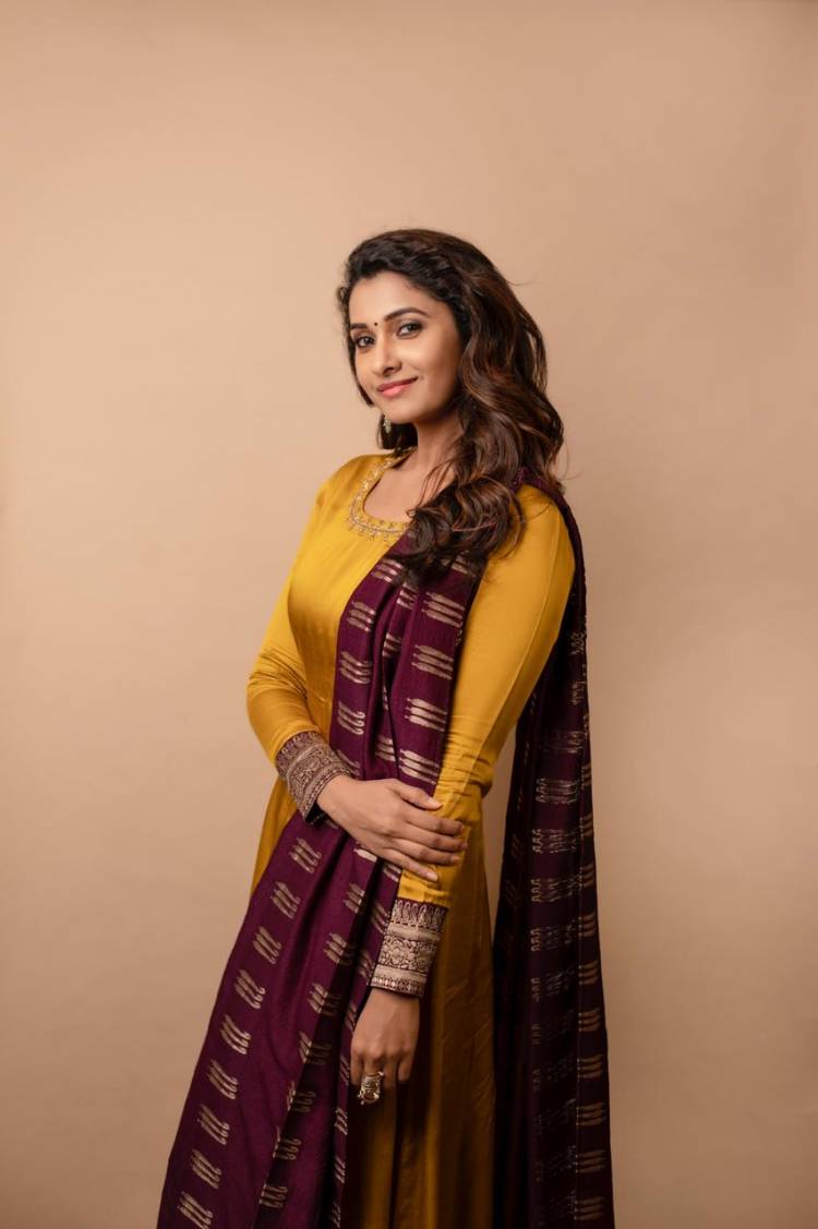 Actress #PriyaBhavaniShankar looks breathtakingly beautiful in this glorious outfit!
