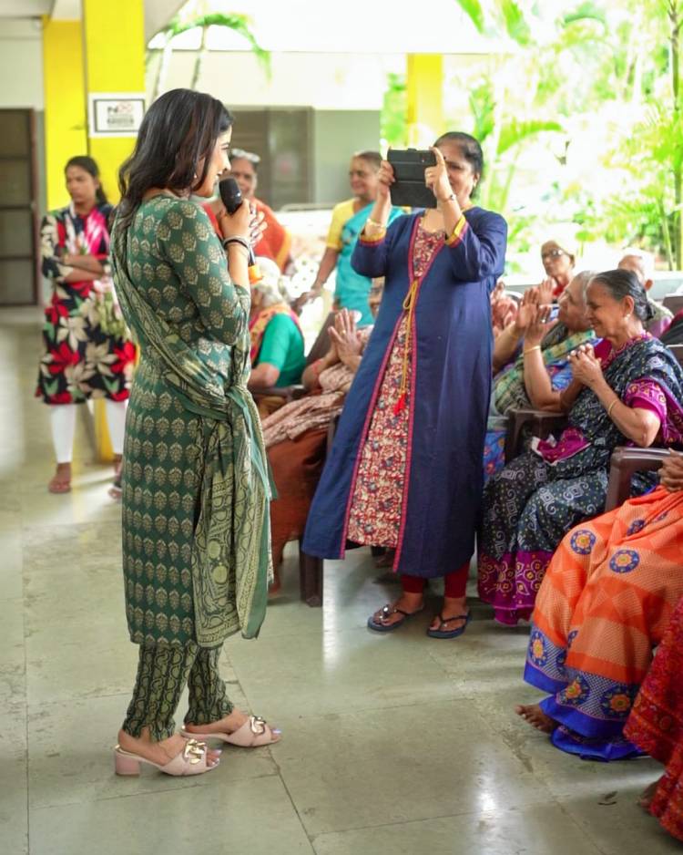 தனது பிறந்தநாளை முதியோர் இல்ல உறுப்பினர்களுடன் கொண்டாடி மகிழ்ந்தார் சாக்ஷி அகர்வால்!