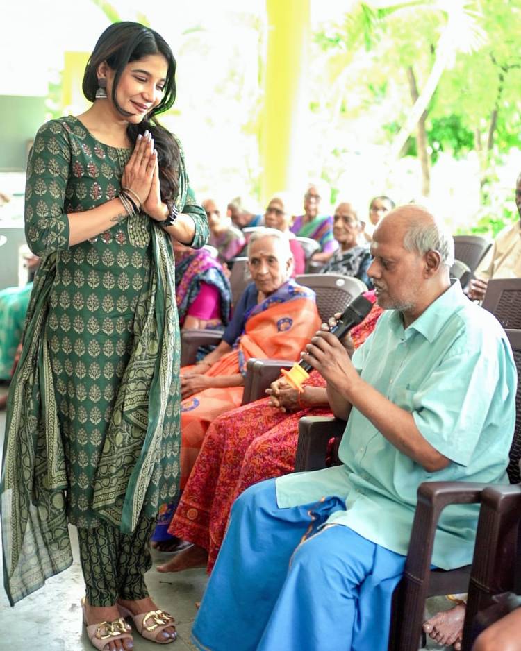 தனது பிறந்தநாளை முதியோர் இல்ல உறுப்பினர்களுடன் கொண்டாடி மகிழ்ந்தார் சாக்ஷி அகர்வால்!