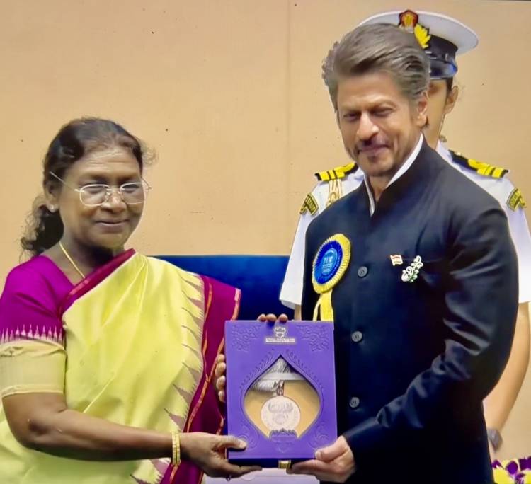 ஜவான்” படத்திற்காக சிறந்த நடிகருக்கான தேசிய விருதை, இந்திய குடியரசுத் தலைவர் திரௌபதி முர்முவிடம் இருந்து பெற்றார் நடிகர் ஷாரூக்கான்