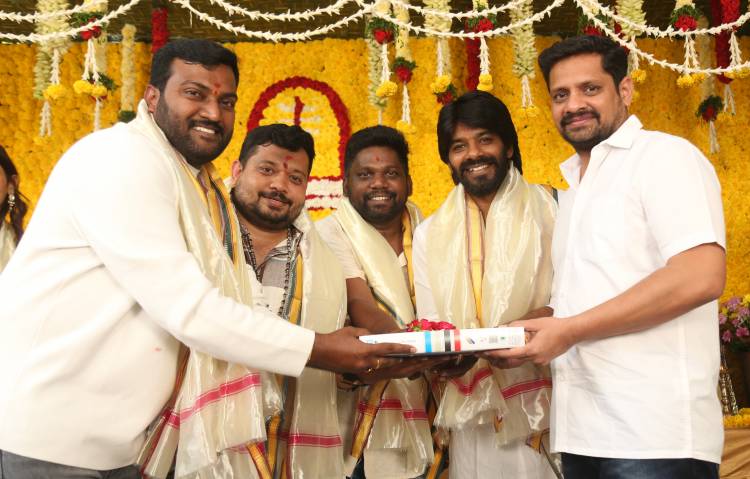 சுதீர் ஆனந்த், பிரசன்னா குமார் கோட்டா, சிவா சேர்ரி, ரவிகிரண், வஜ்ர வராஹி சினிமாஸ்  இணையும் புரடக்சன் நம்பர் 1 – “ஹெய் லெசோ” ( Hai Lesso) திரைப்படம் பிரமாண்டமாக துவங்கியது!! VV வினாயக் முதல் காட்சியை  க்ளாப் அடித்து துவக்கி வைத்தார் !!