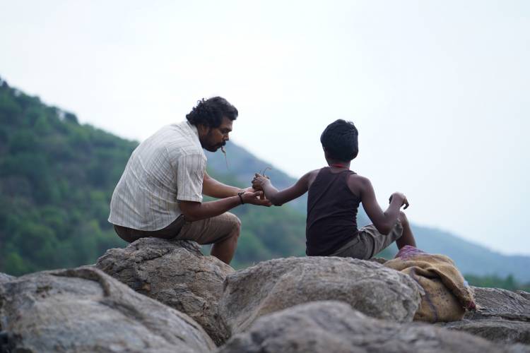 கிணறு (Kinaru) – “The Well” எனப் பொருள்படும் குழந்தைகள் படம், குழந்தைகள் தினத்தை (November 14th) முன்னிட்டு திரைக்கு வருகிறது. Madras Stories தயாரித்துள்ள இந்த படம், புதிய இயக்குநர் மற்றும் புதுமையான தொழில்நுட்பக் குழுவை அறிமுகப்படுத்தும் நோக்கில் உருவானது.