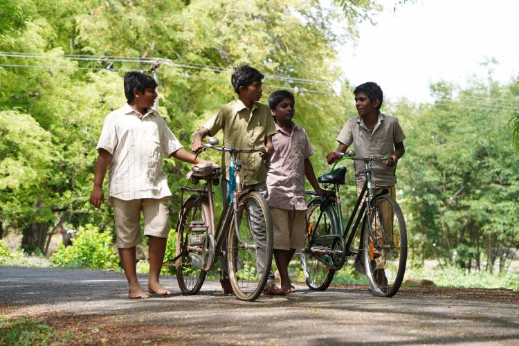 கிணறு (Kinaru) – “The Well” எனப் பொருள்படும் குழந்தைகள் படம், குழந்தைகள் தினத்தை (November 14th) முன்னிட்டு திரைக்கு வருகிறது. Madras Stories தயாரித்துள்ள இந்த படம், புதிய இயக்குநர் மற்றும் புதுமையான தொழில்நுட்பக் குழுவை அறிமுகப்படுத்தும் நோக்கில் உருவானது.