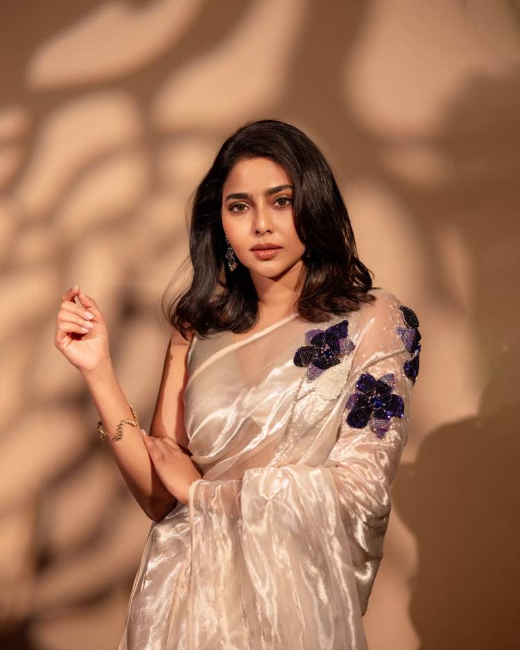 The charm of the classics never fades…???? #AishwaryaLekshmi looks shining in her new photoshoot! 
