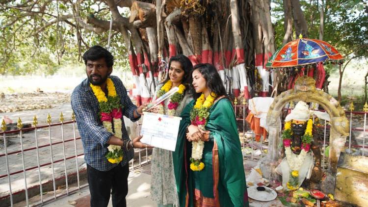 *டஸ்கர்ஸ் டென் பிக்சர்ஸ் வழங்கும் ‘வெள்ளகுதிர’ பட புகழ் சரண்ராஜ் செந்தில்குமார் இயக்கத்தில் கோமலி பிரசாத் நடிக்கும் ’மண்டவெட்டி’ திரைப்படத்தின் படப்பிடிப்பு பூஜையுடன் துவங்கியது!*