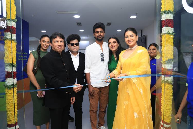 'கிகி & கொகொ' படத்தயாரிப்பாளர்களின் 'கலர் பென்சில்' ஸ்டோரை நடிகை வாணி போஜன் மற்றும் மைக்செட் ஸ்ரீராம் சென்னையில் திறந்து வைத்தனர்!